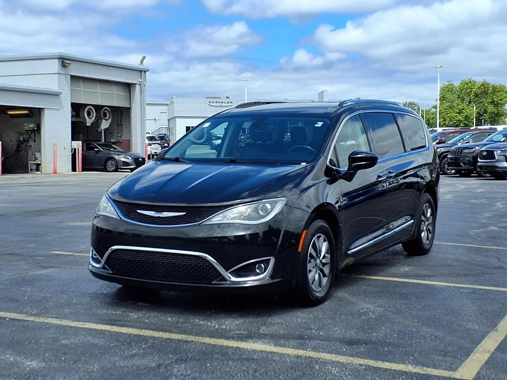 Used 2020 Chrysler Pacifica Touring L Plus with VIN 2C4RC1EG9LR109092 for sale in Kansas City