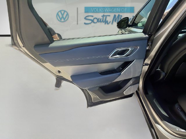 Used 2019 Silicon Silver Premium Metallic Land Rover R-Dynamic HSE image 26