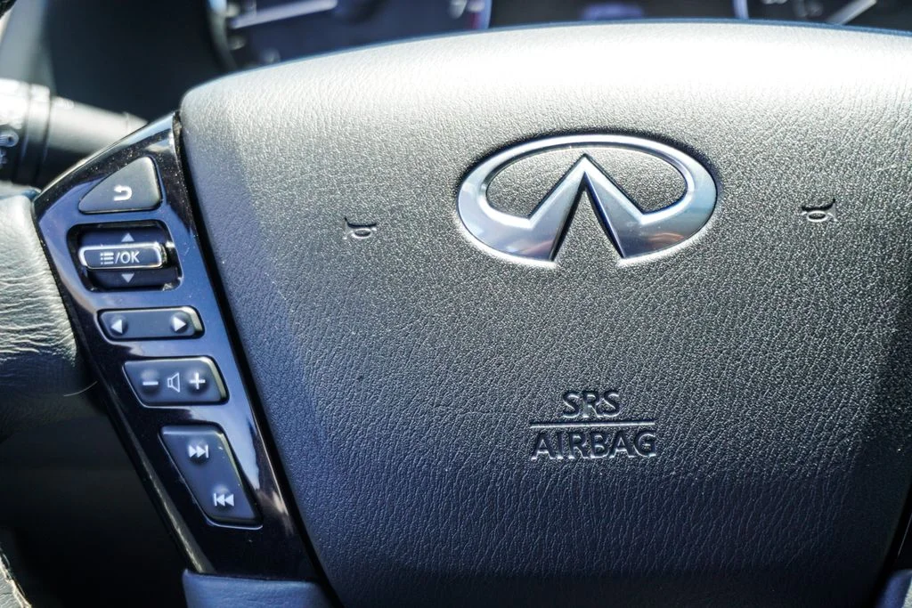 Used 2023 White INFINITI LUXE image 16
