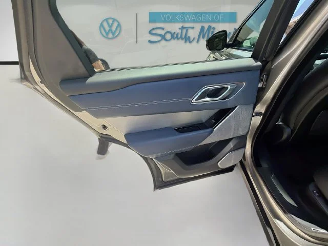 Used 2019  Land Rover R-Dynamic HSE image 26