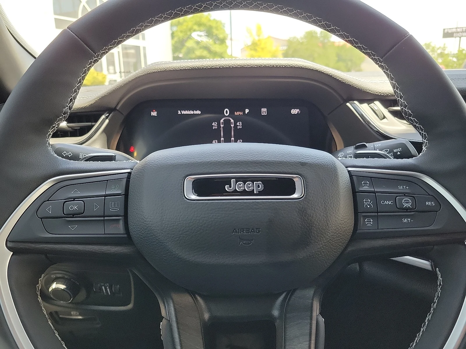 New 2026 PW7 Bright Whit Jeep L LAREDO ALTITUDE 4X4 image 17