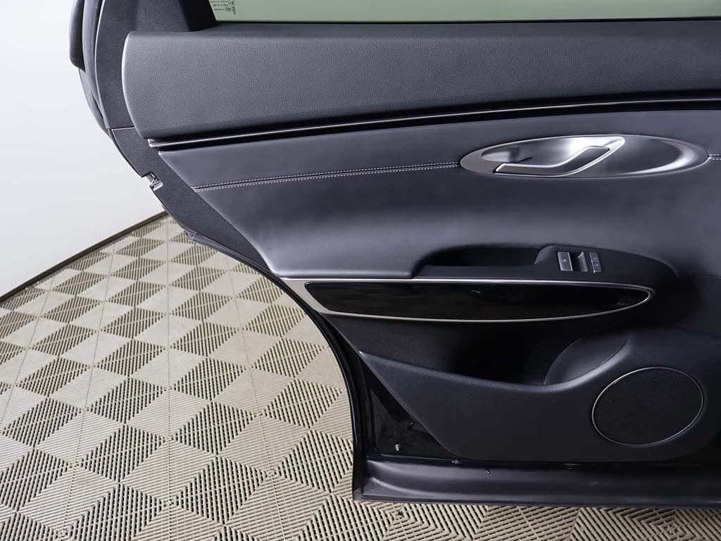 Used 2025 Black Genesis 2.5T image 23