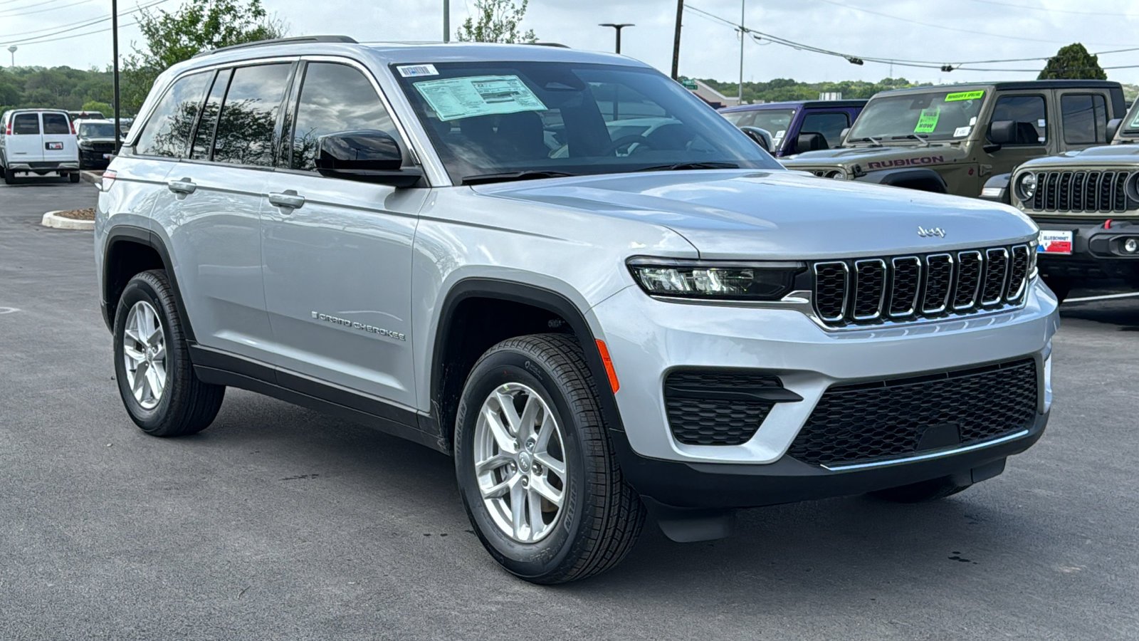 New 2026 Silver Zynith Exterior Paint Jeep Laredo X image 3