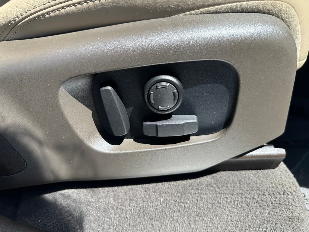 Used 2019 White Land Rover HSE image 21