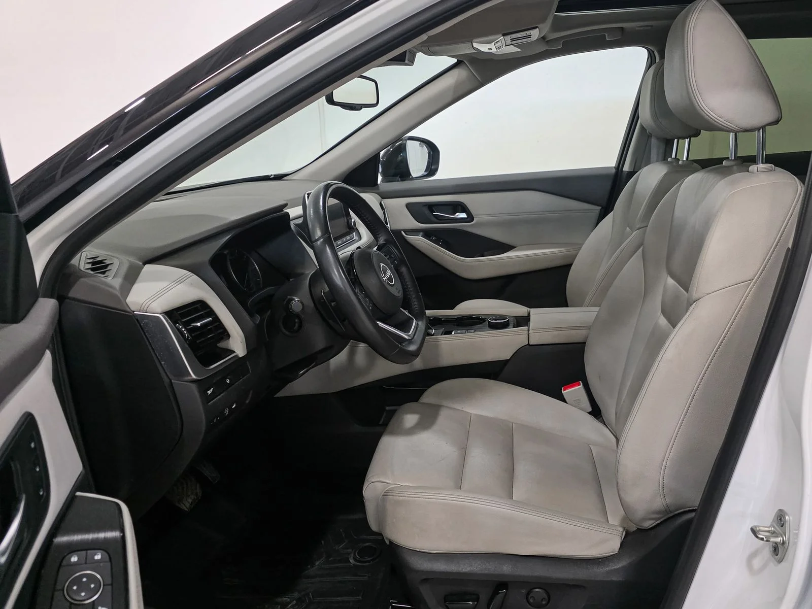 Used 2023 White Nissan SL image 20