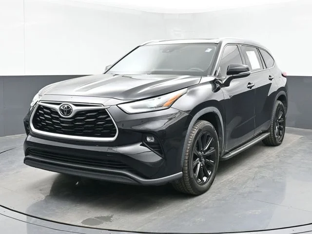 Used 2021 Black Toyota XLE image 4