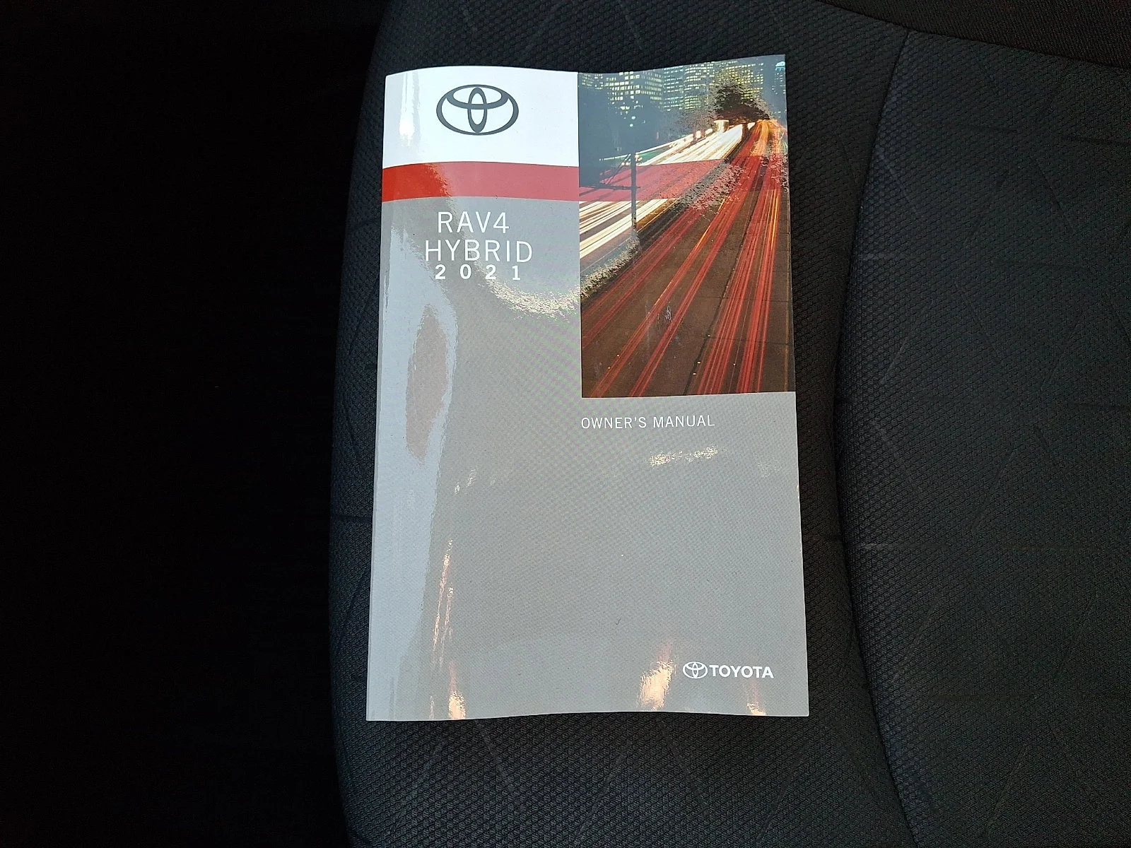Used 2021 White Toyota XLE image 27