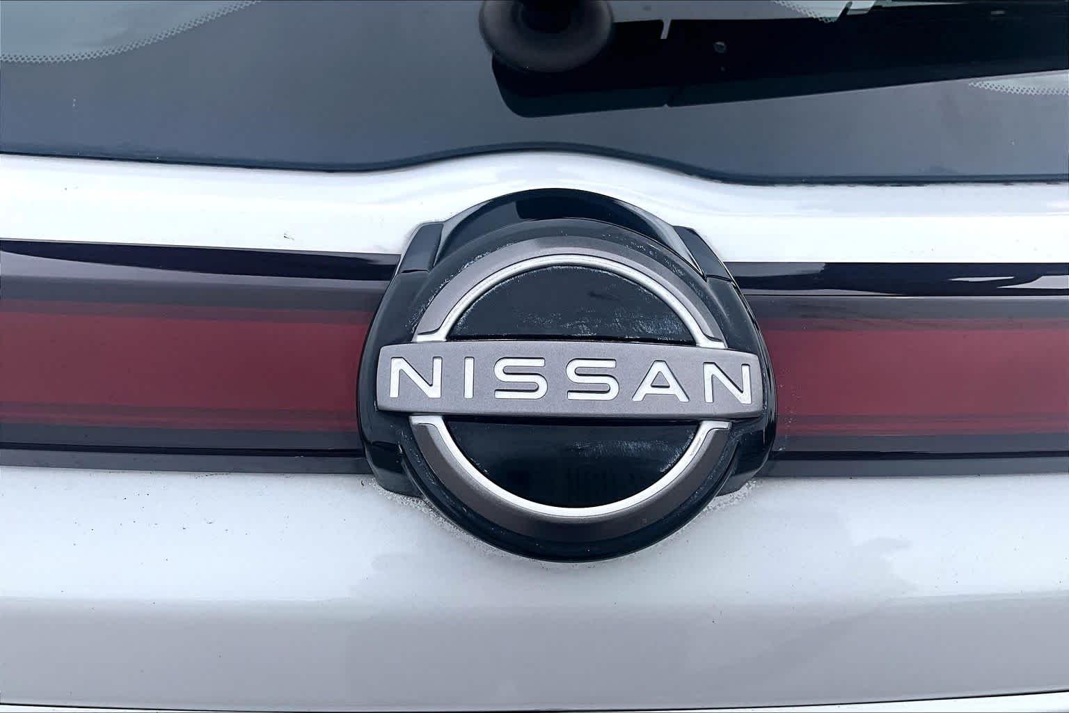 Certified Used 2022 Aspen White Tricoat/Super Black Nissan SV image 30