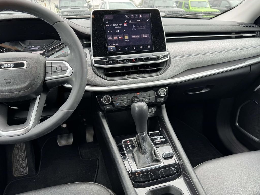 Used 2022 Red Jeep Latitude image 3