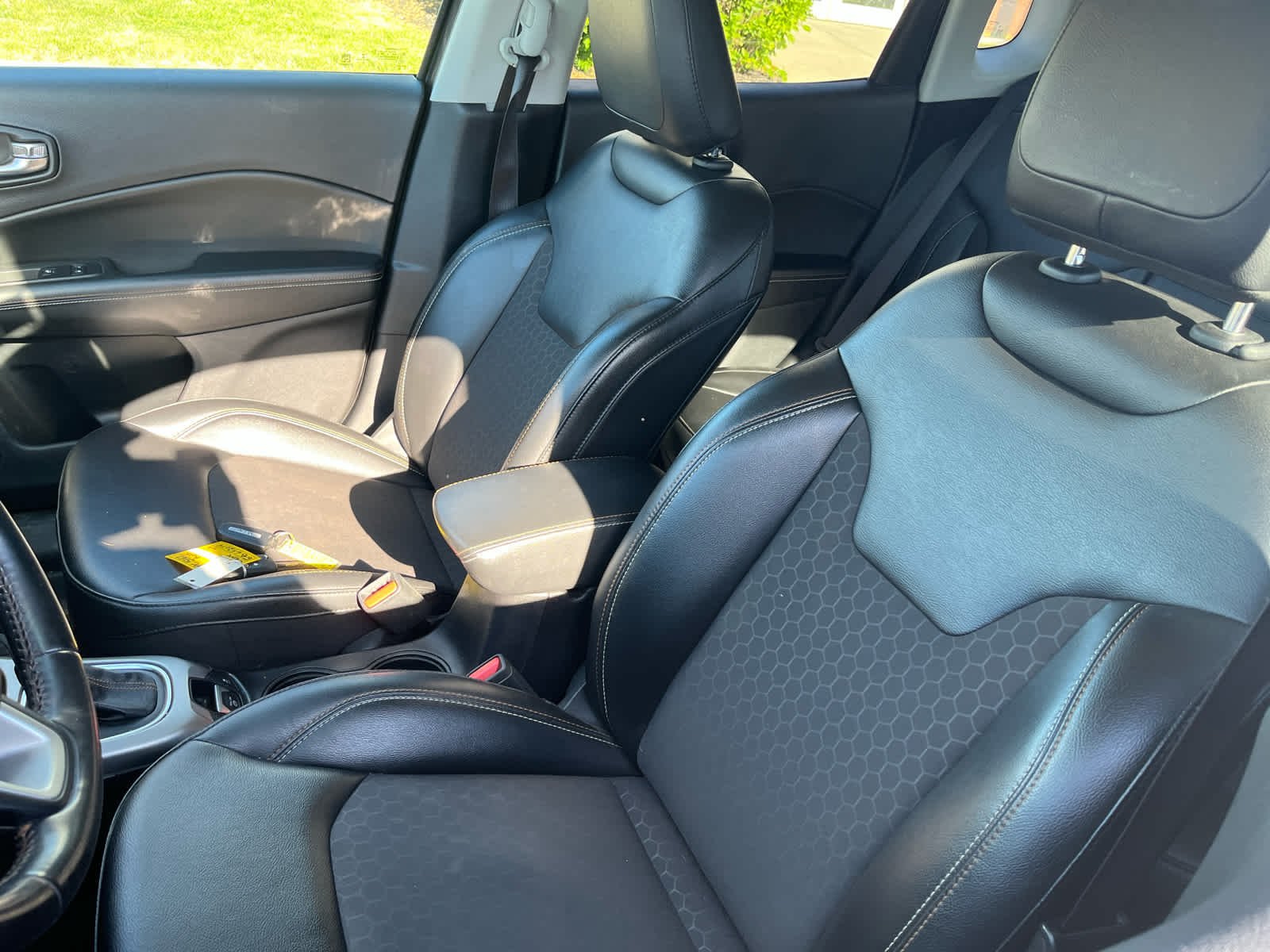 Used 2019 Granite Crystal Metallic Clearcoat Jeep Latitude image 3