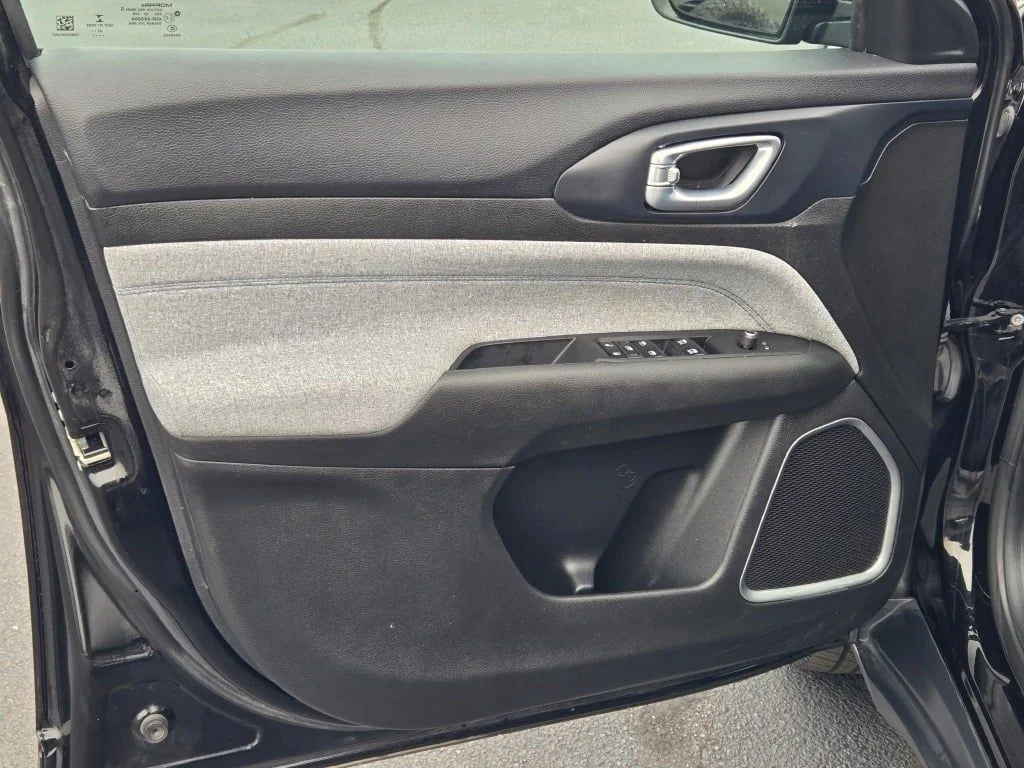 Used 2023 Black Jeep Latitude image 21