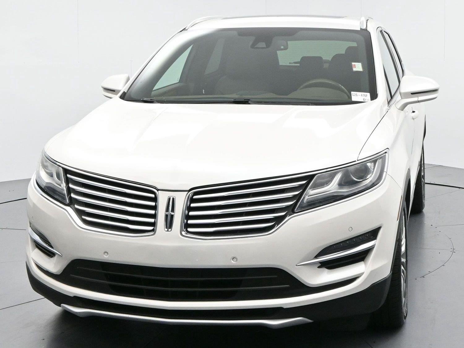 Used 2015 White Platinum Metallic Tri-Coat Lincoln FWD 4dr image 3
