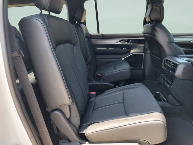 New 2026 Bright White Clear-Coat Exterior Paint Jeep Limited Altitude image 31