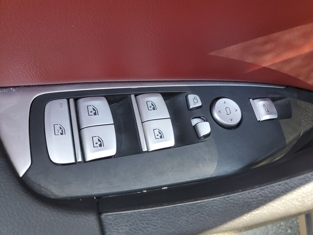 Used 2024 Black Sapphire Metallic BMW sDrive30i image 21