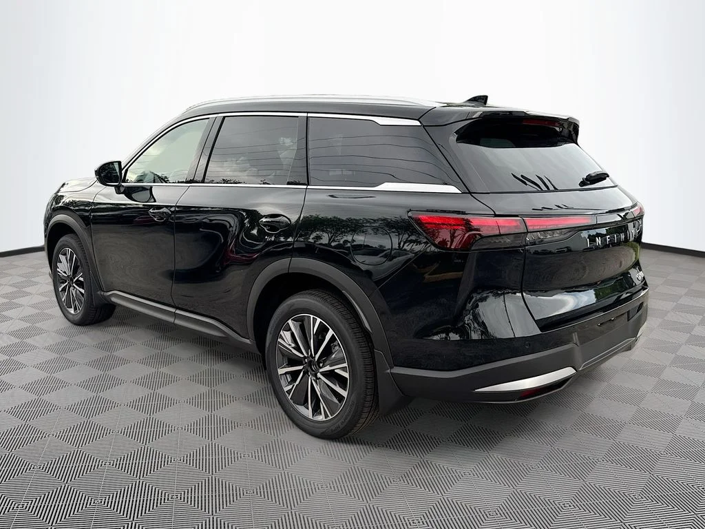 Used 2027 Black INFINITI LUXE image 8