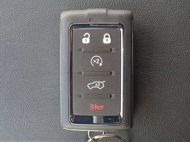 New 2026 Silver-Zynith Exterior Paint Jeep Limited Altitude image 38