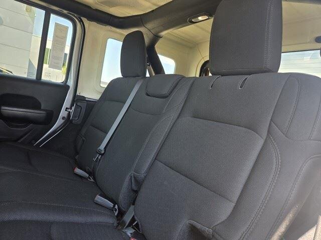 Used 2020 Billet Silver Metallic Clearcoat Jeep Sport S image 25