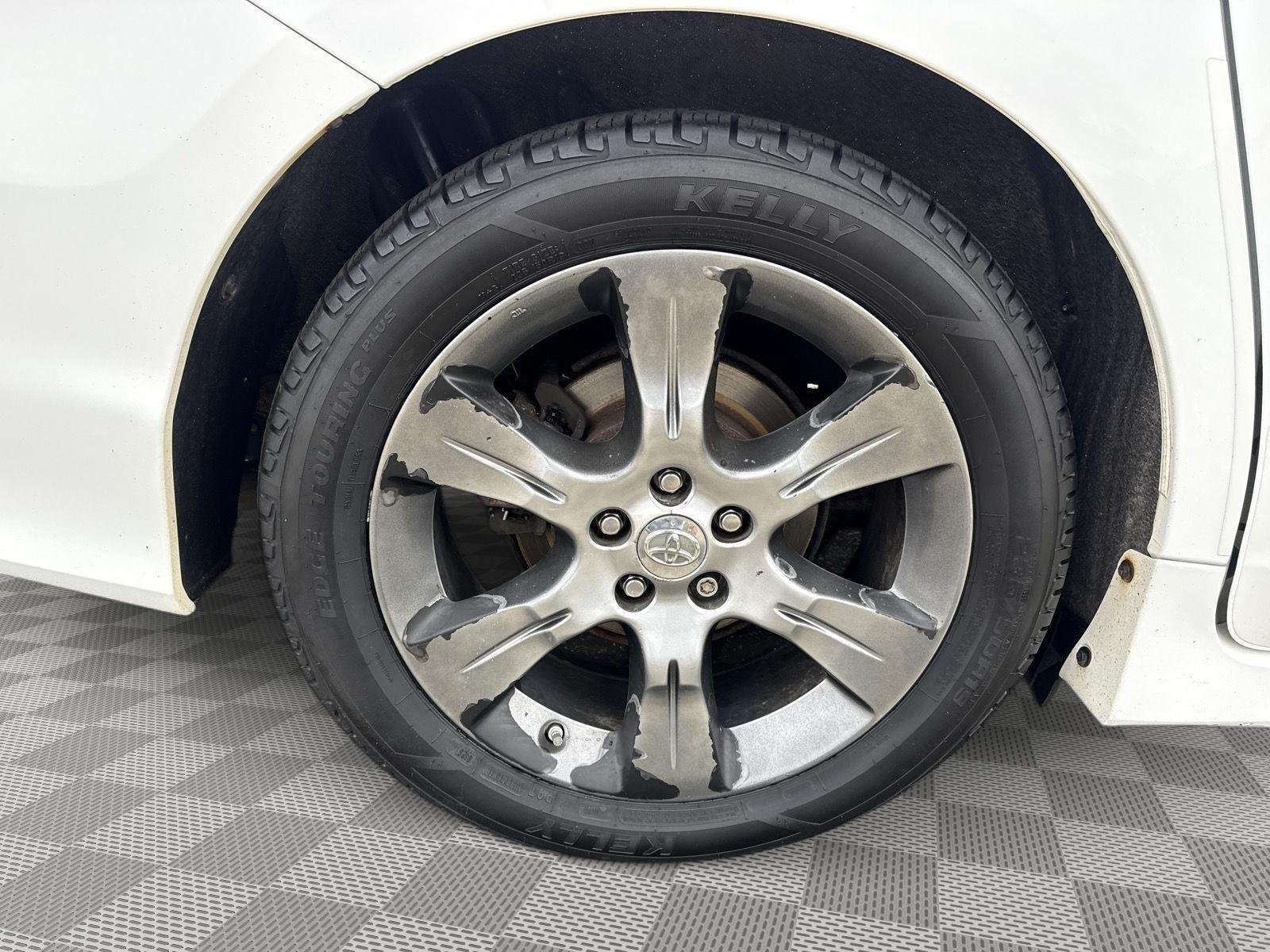 Used 2015 Super White Toyota SE Premium image 17