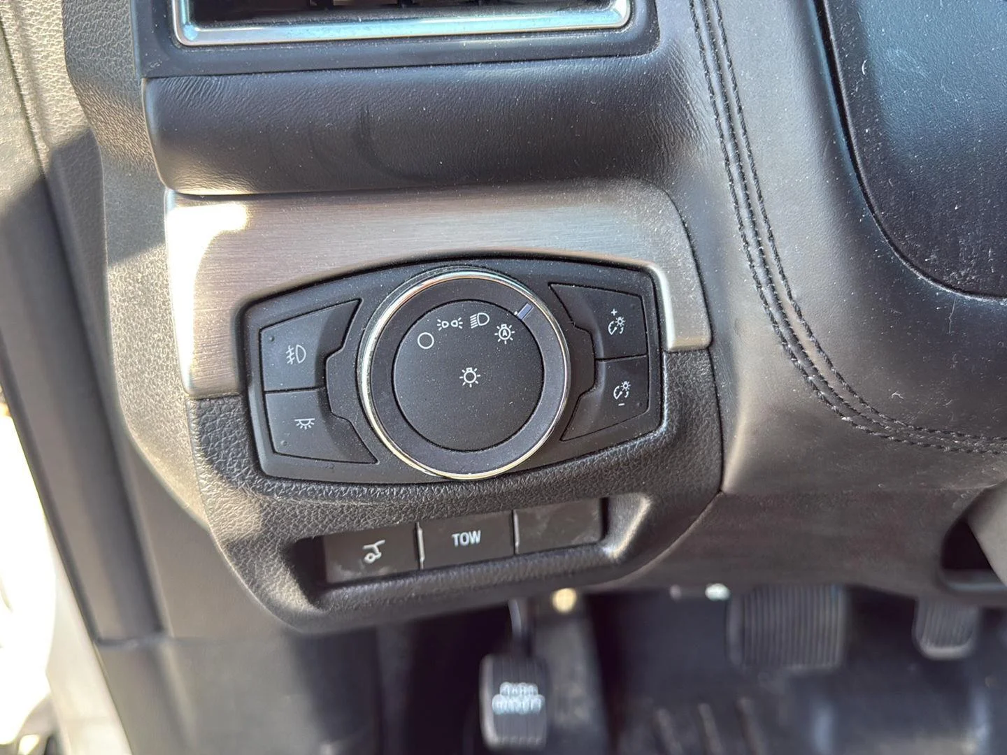 Used 2019 White Platinum Tri-Coat Metallic Ford Platinum image 17