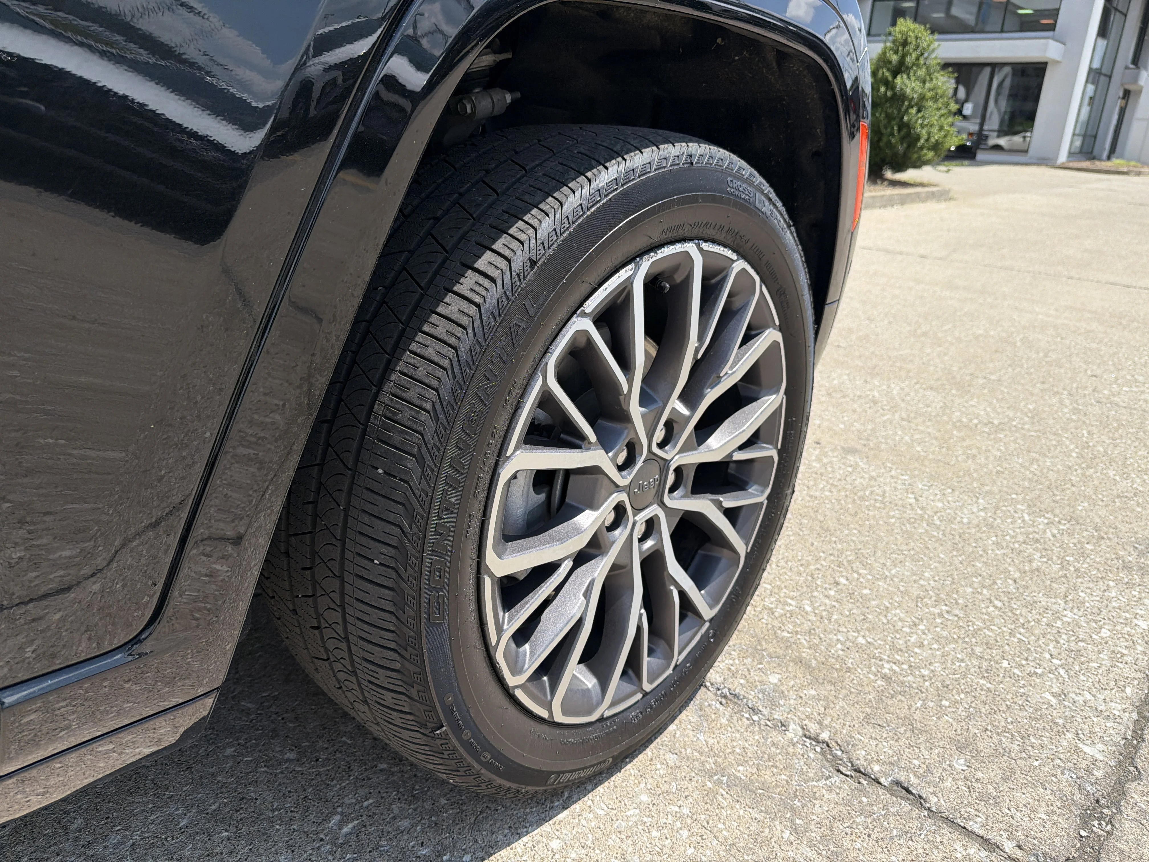 Used 2024 Diamond Black Crystal Pearlcoat Jeep Summit Reserve image 29