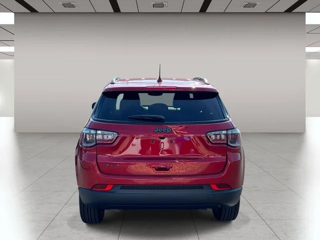 New 2026 Red Hot Pearl-Coat Exterior Paint Jeep Latitude image 4