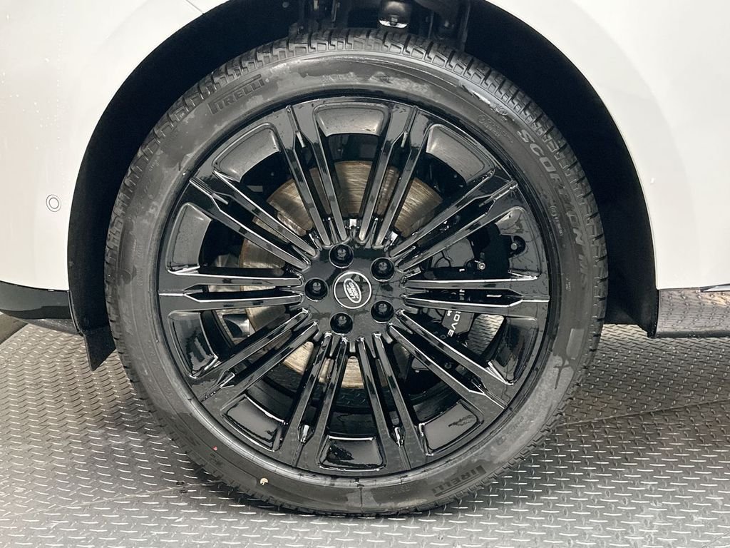 Certified Used 2025 Fuji White Land Rover SE image 3