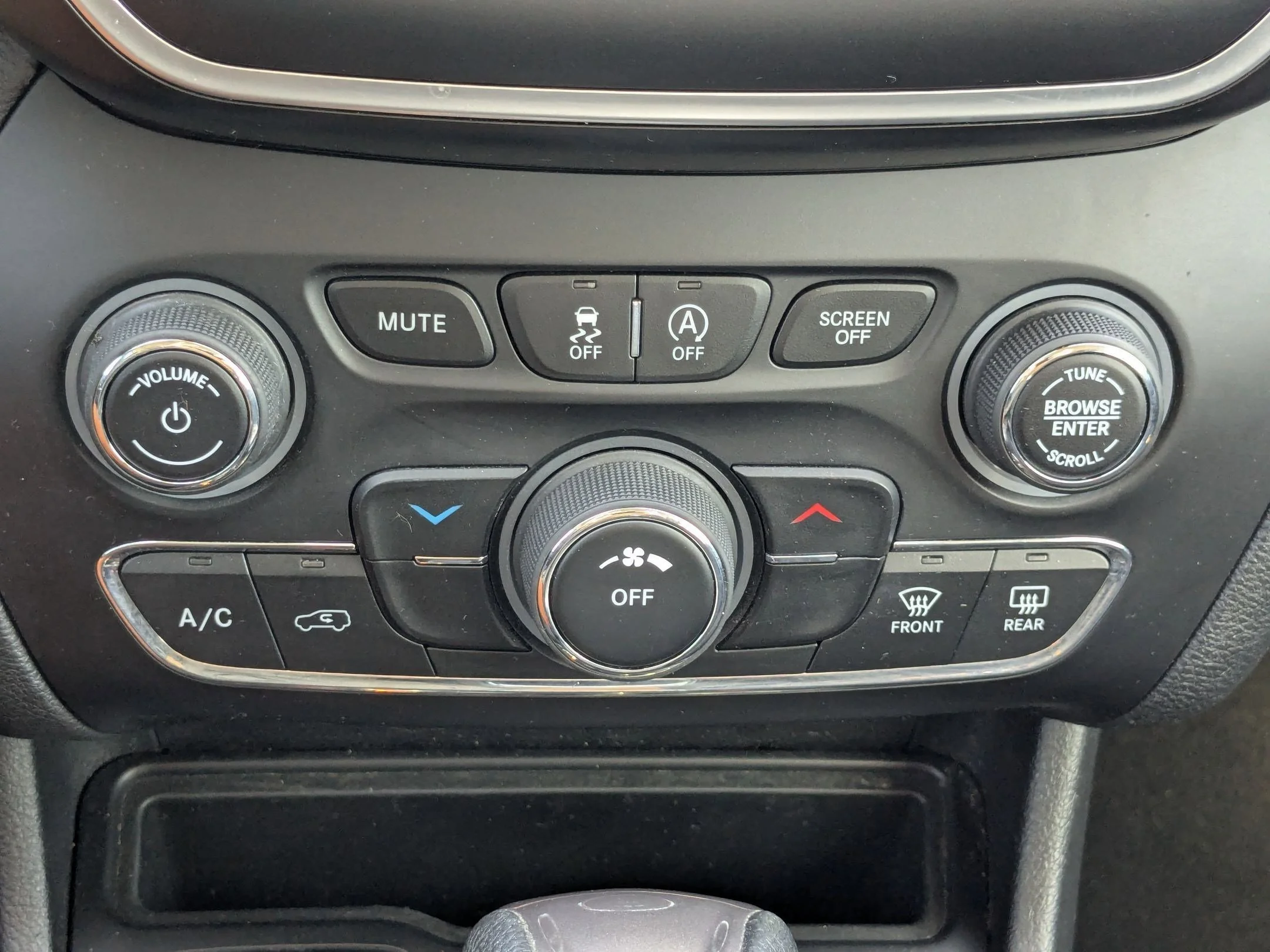 Used 2019 Diamond Black Crystal Pearlcoat Jeep Latitude image 19