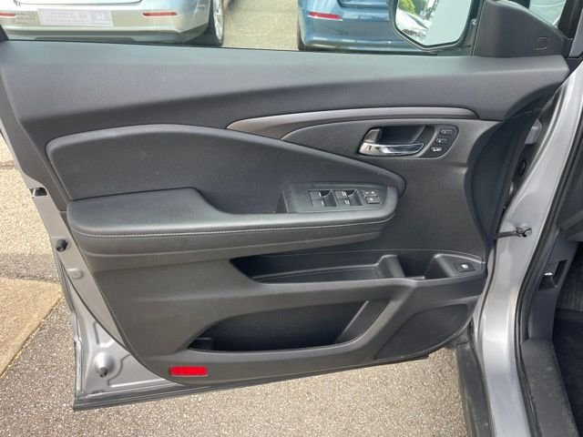 Used 2023 Lunar Silver Metallic Honda RTL image 16