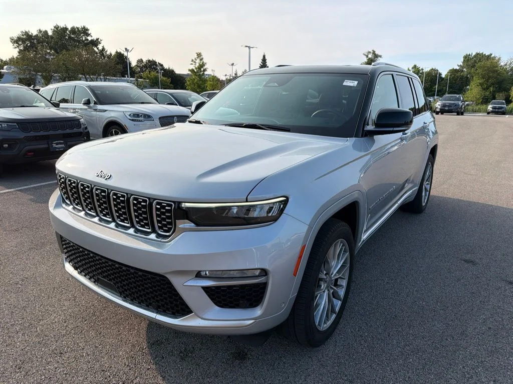 Used 2024 Silver Jeep Summit image 2