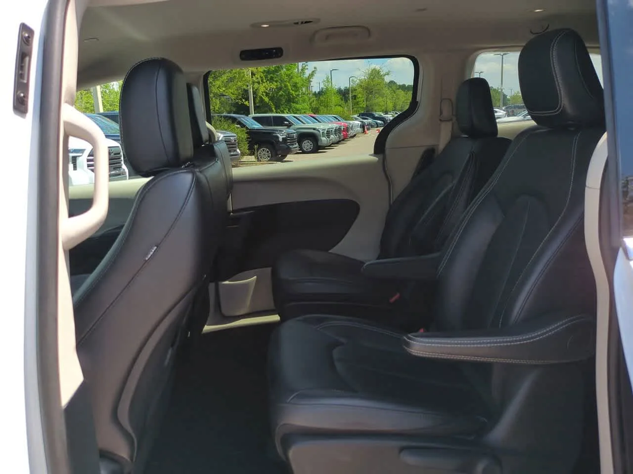 Used 2024 Bright White Clearcoat Chrysler Hybrid Select image 13
