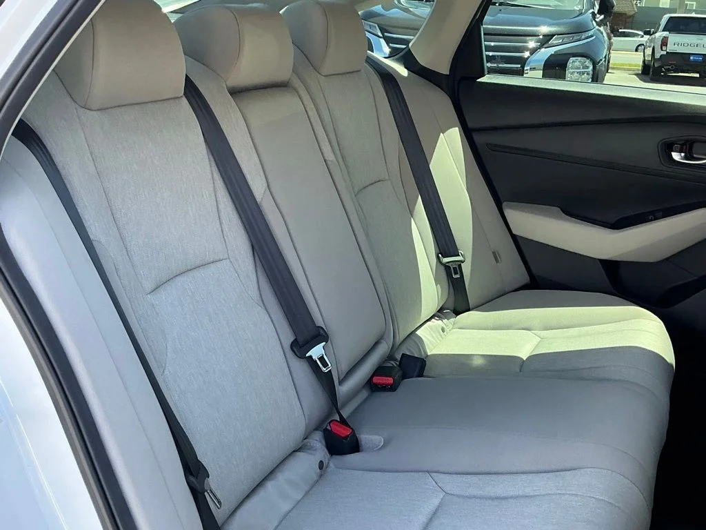 Used 2025 White Honda SE image 15