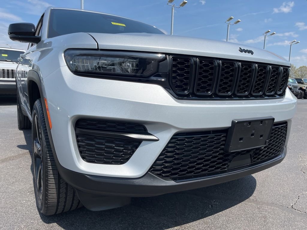 Used 2023 Silver Jeep Altitude X image 46