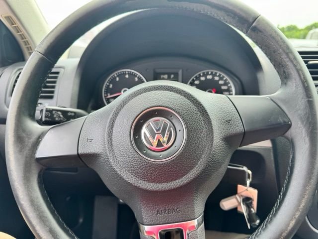 Used 2010 Silver Volkswagen Limited image 21