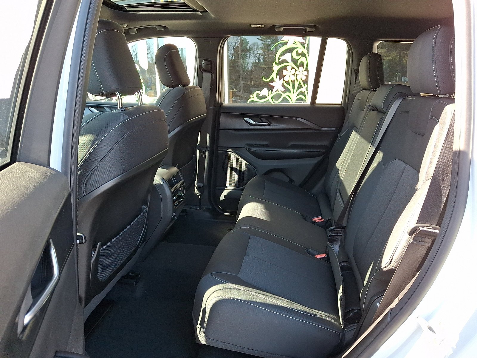 New 2026 Bright White Clear-Coat Exterior Paint Jeep Laredo X image 6