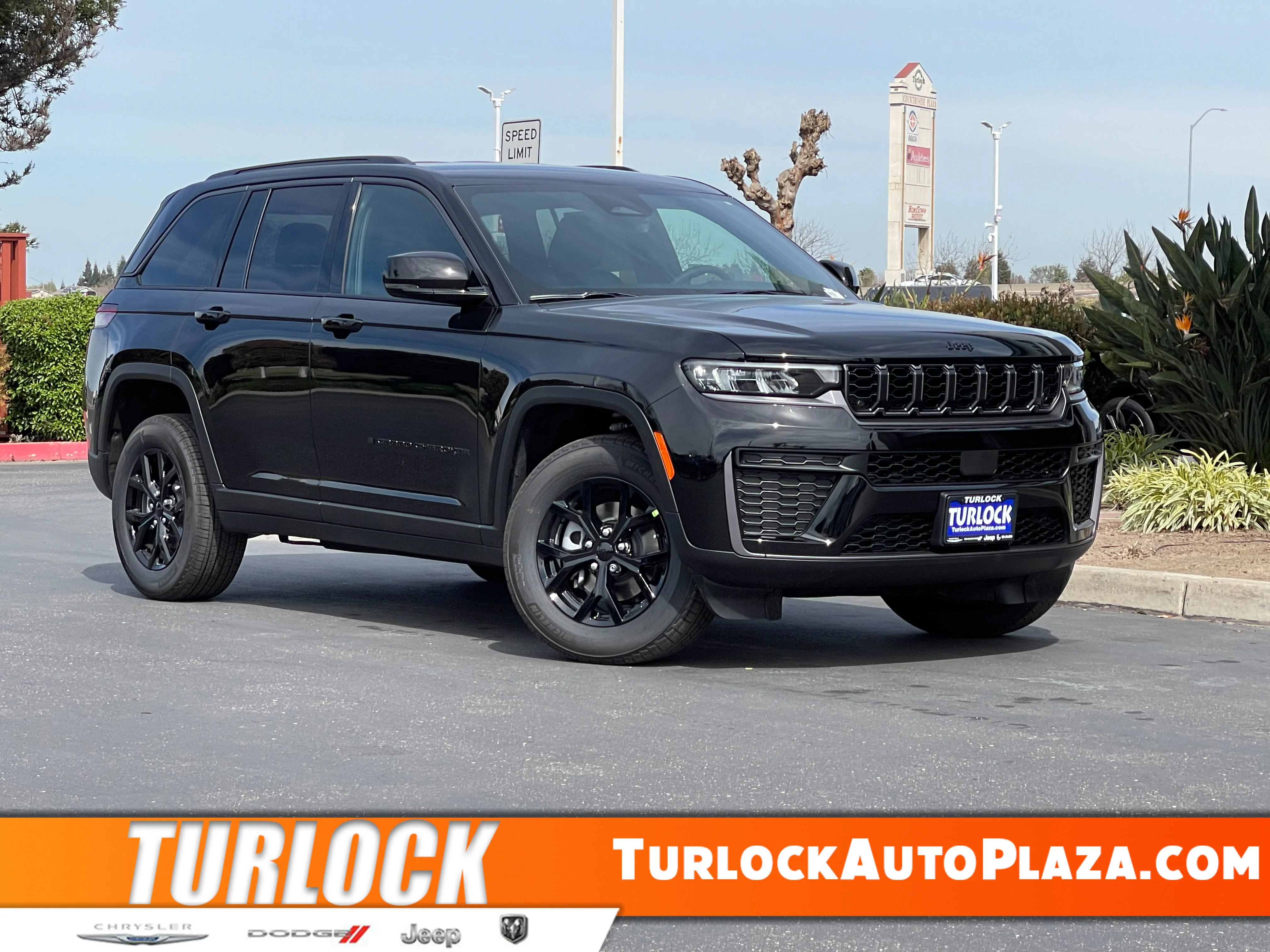 Diamond Black Crystal Pearl-Coat Exterior Paint 2026 Jeep Grand Cherokee Altitude 4WD SUV / Crossover Four-Wheel Drive 8-Speed Automatic