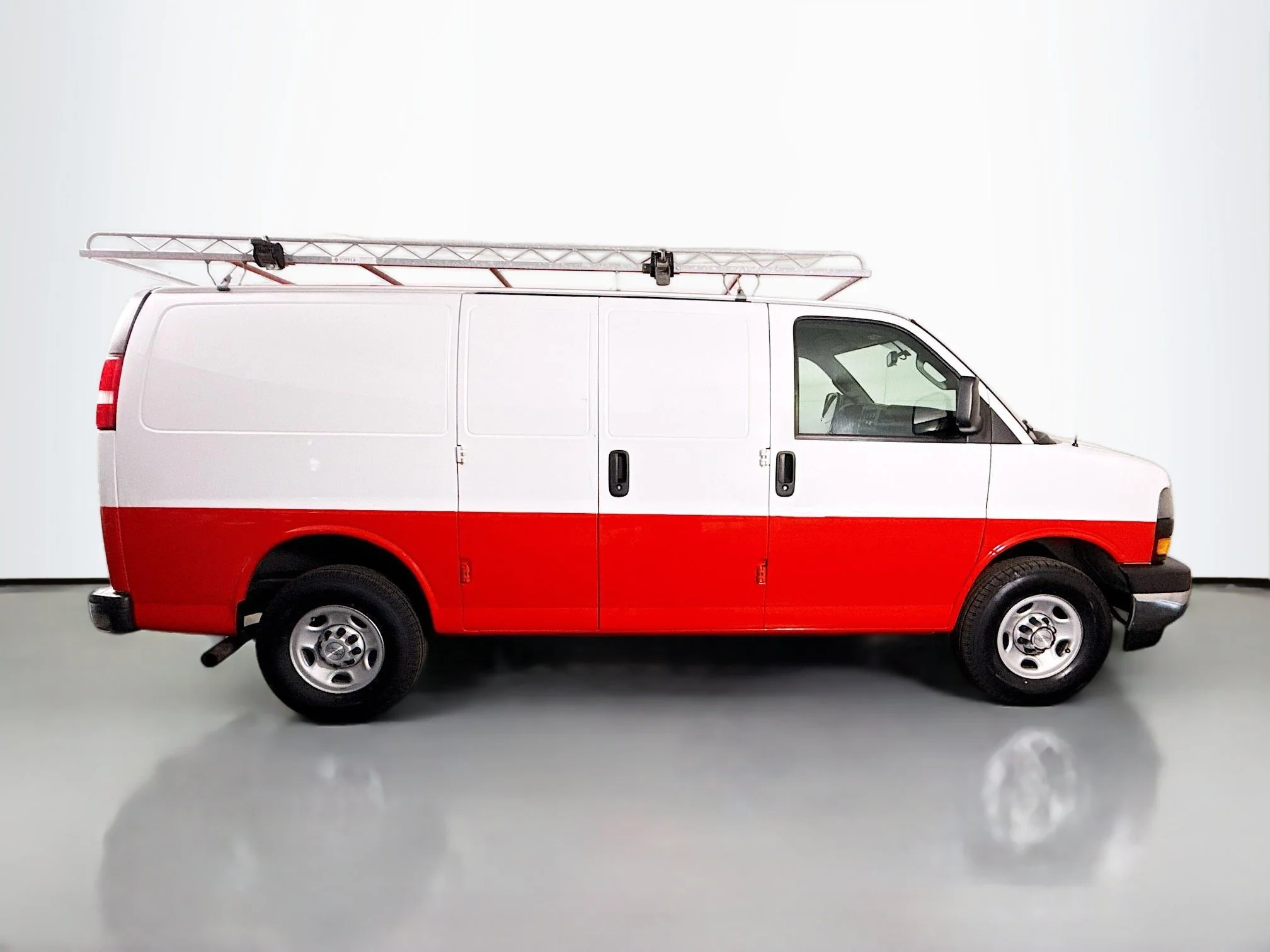 Used 2018 Summit White Chevrolet Work Van image 8