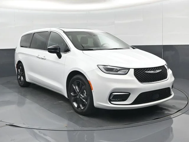 New 2026 Bright White Clear-Coat Exterior Paint Chrysler Limited image 1