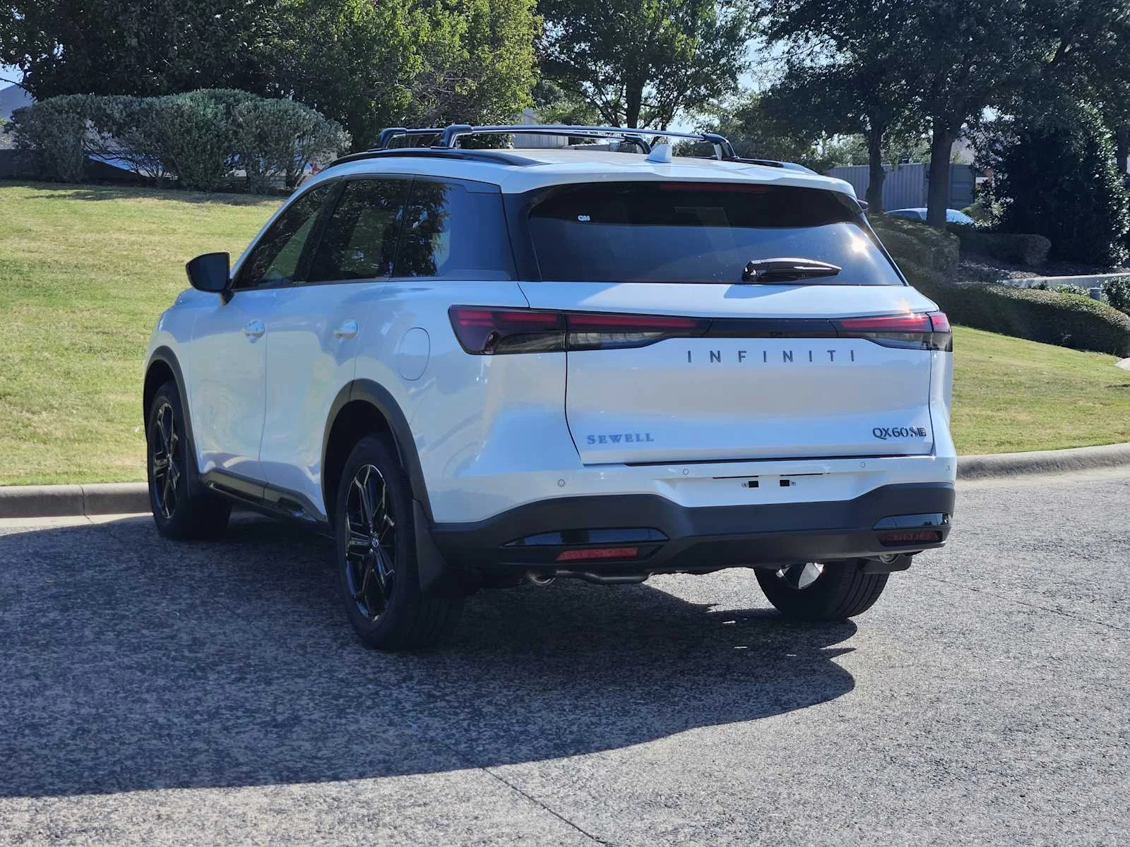 New 2027 RADIANT WHITE INFINITI Sport AWD image 3