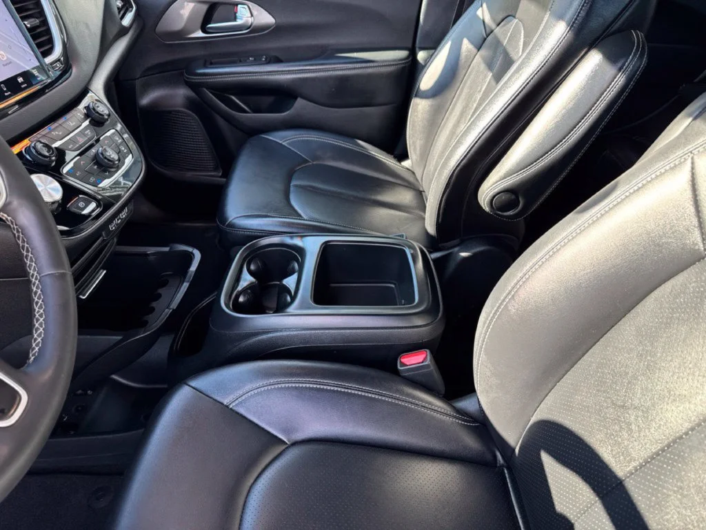 Used 2025 Diamond Black Crystal Pearlcoat Chrysler Select image 20