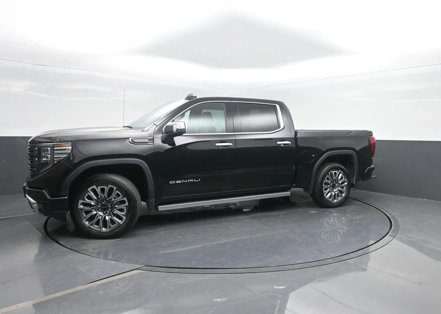 Used 2025 Onyx Black GMC Denali Ultimate image 47