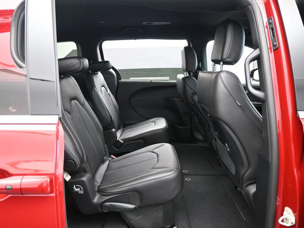 New 2026 Red Hot Pearl-Coat Exterior Paint Chrysler Select image 32