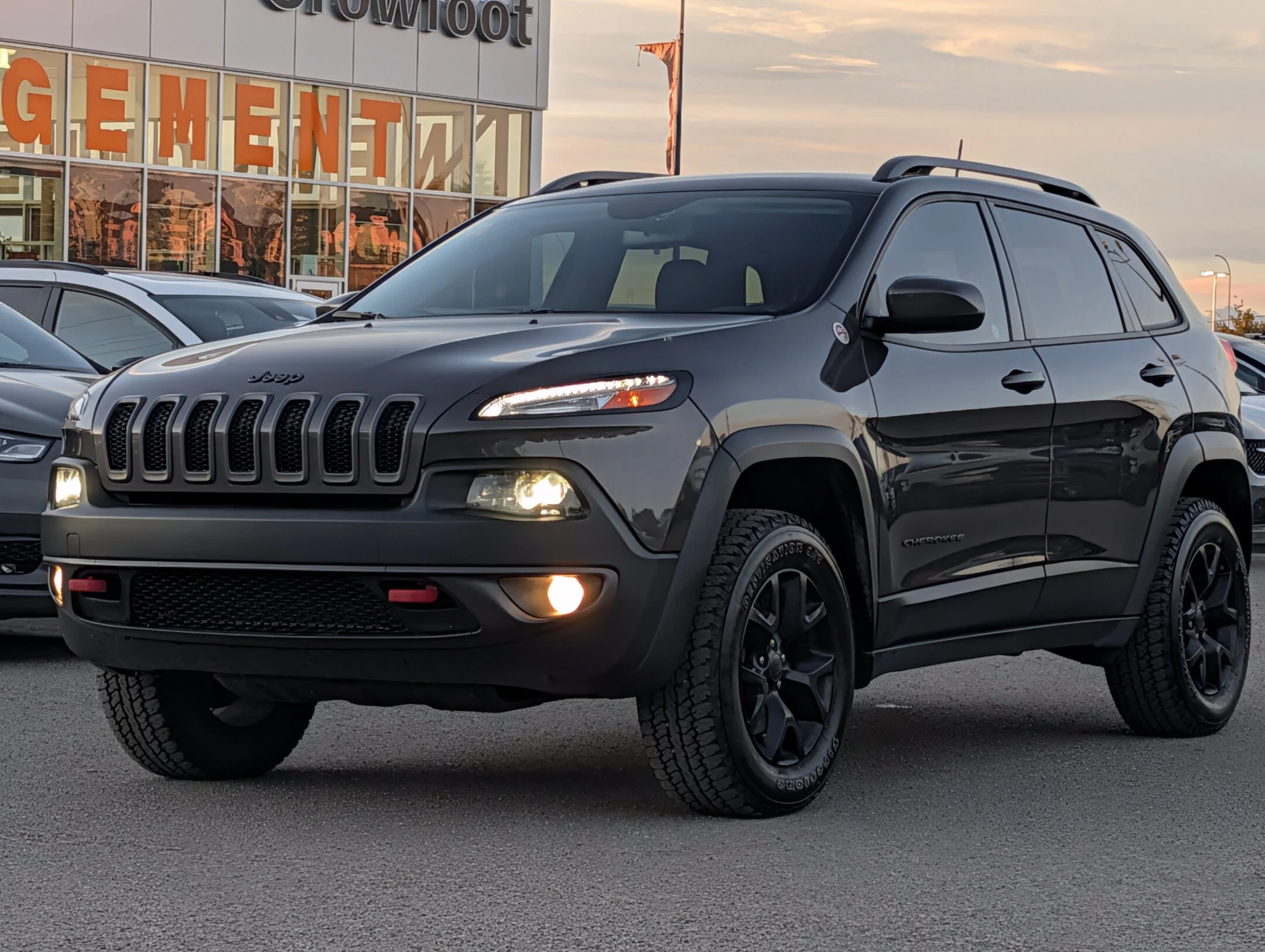 Used 2017 Grey Jeep Trailhawk - Leather - Uconnect 8.4 Touchscree - 4WD 4dr Trailhawk image 4