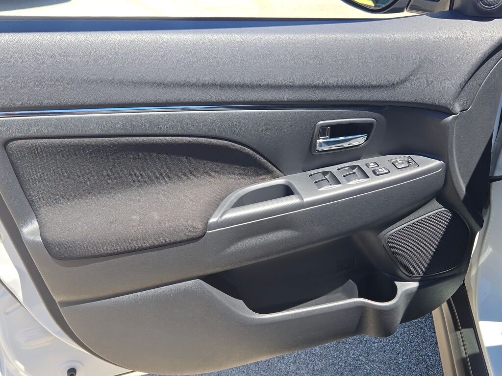 Used 2019  Mitsubishi 4WD**1 OWNER** image 18
