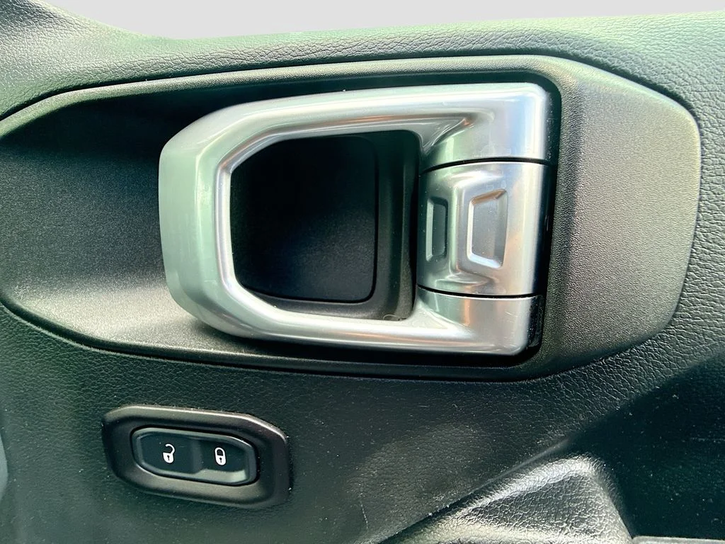 Used 2018 Silver Jeep Unlimited Sport S image 31