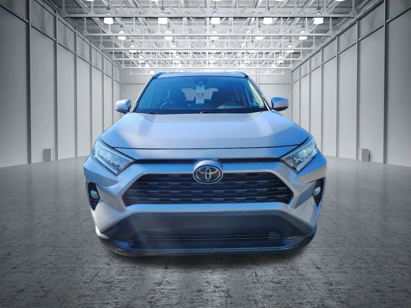 Used 2019 Silver Toyota XLE image 2