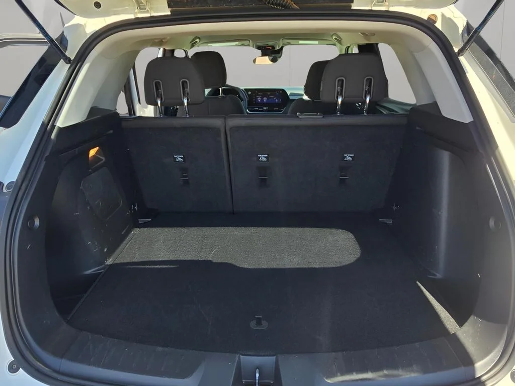 Used 2025 Summit White Chevrolet LT image 10