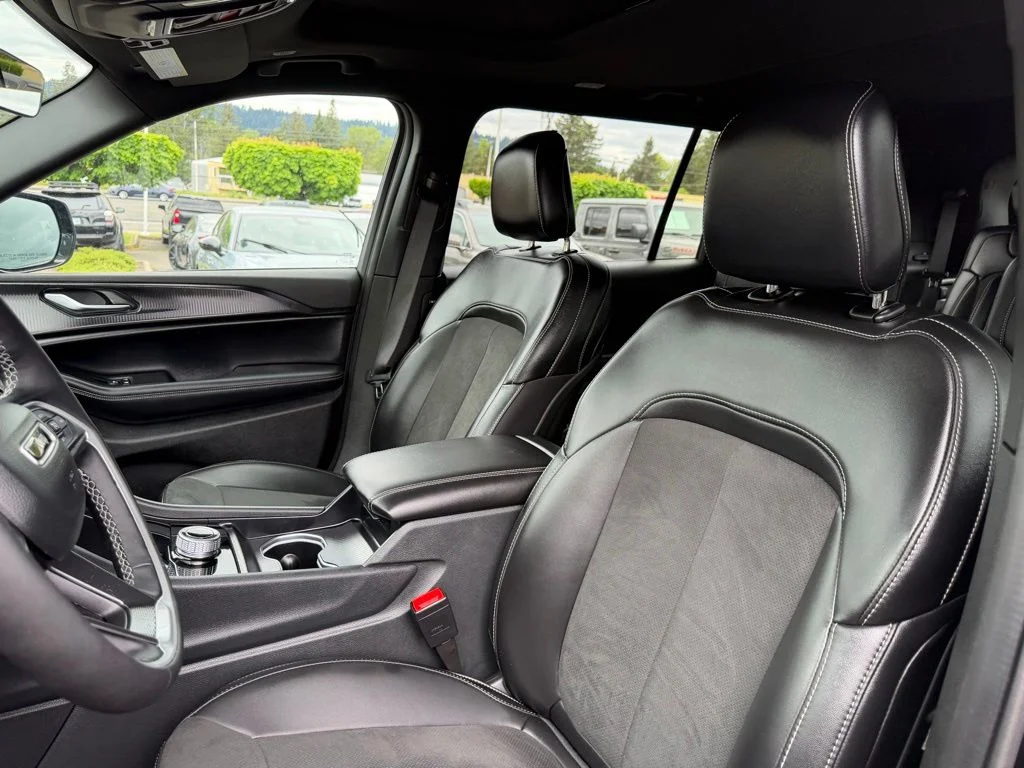 Used 2025 Diamond Black Crystal Pearlcoat Jeep Altitude X image 14