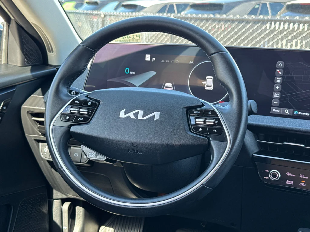Used 2024 White Kia Light image 21