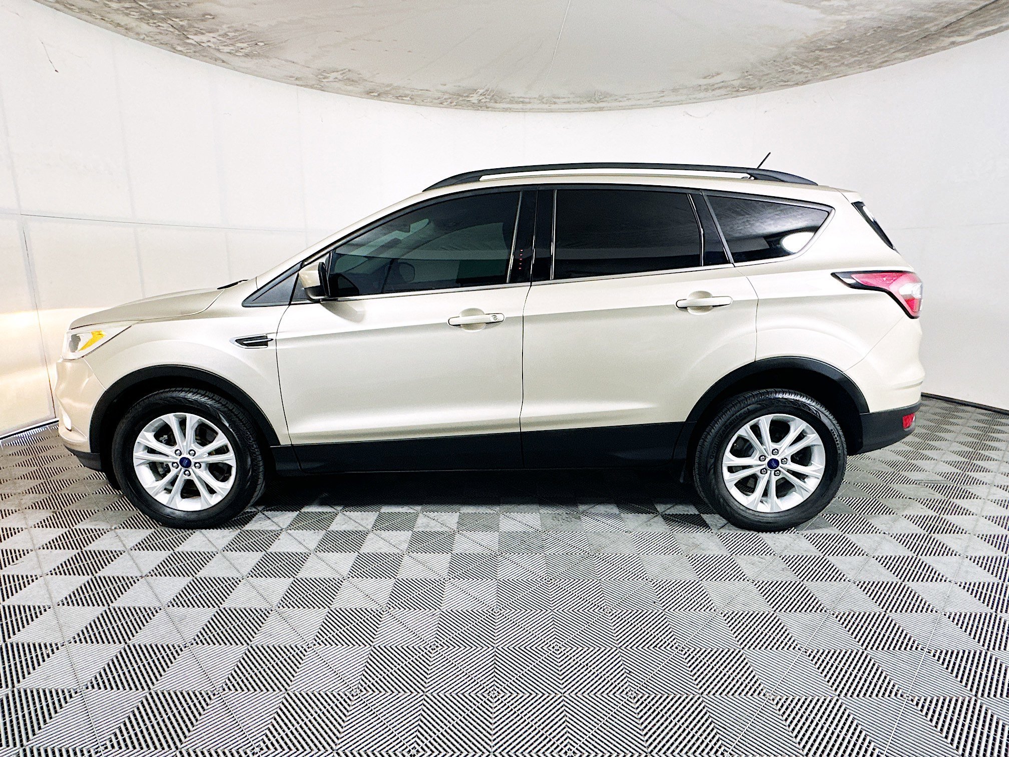 Used 2018 White Gold Metallic Ford SEL image 6