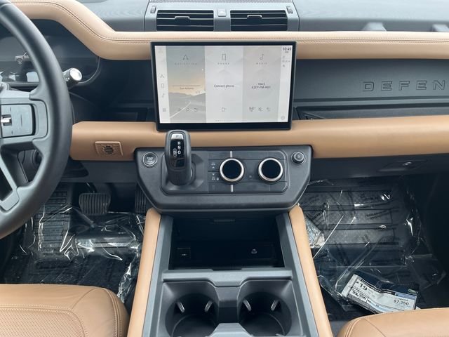 Used 2025 Gold Land Rover X-Dynamic SE image 15